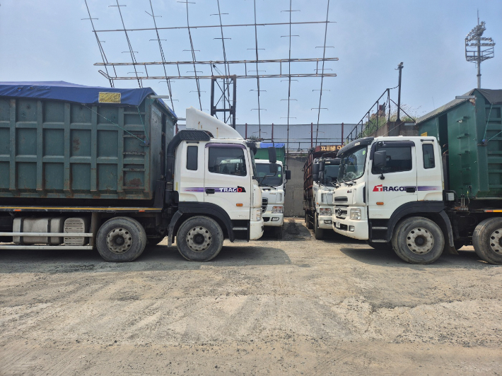 지난 8월경 A업체 모래부두 일대에 폐기물 운반트럭들이 세워져 있는 모습이다. 독자 제공