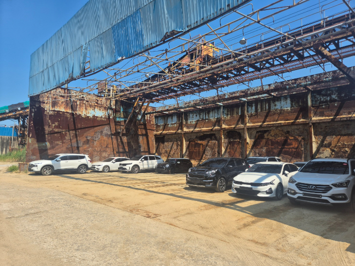 A업체 모래부두 일대에 수출용 중고차량들이 주차돼 있다. 독자 제공