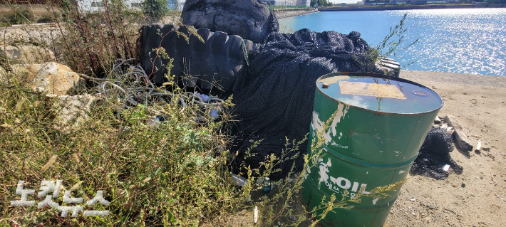 해당 모래부두 주변에 방치돼 있는 폐기물들. 박창주 기자