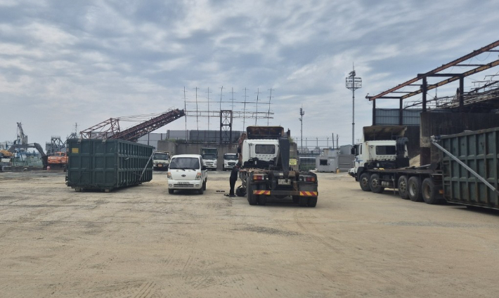 A업체 해사 야적장에서 차량 하부수리를 하는 모습. 독자 제공