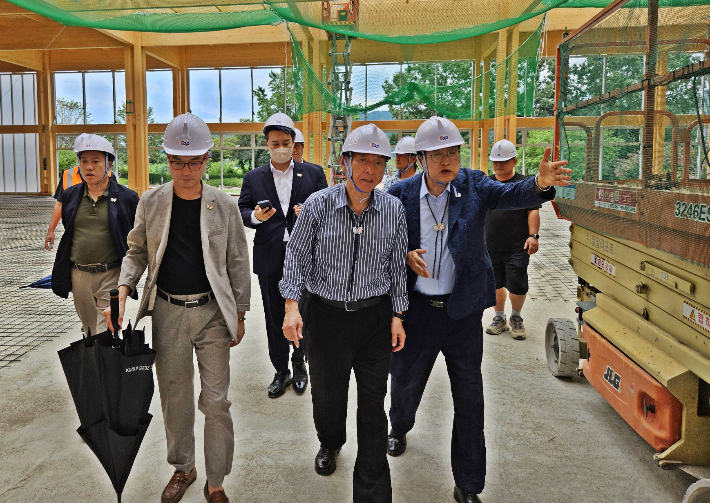 김석기 국회 외교통일위원장과 주낙영 경주시장이 지난 9월 APEC 공사 현장을 찾아 시설 점검을 하고 있다. 경주시 제공