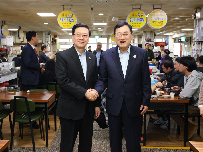 홍콩 존 리 행정수반과 주낙영 경주시장이 경주 중앙시장의 한 식당에서 환담을 나누고 있다. 경주시 제공