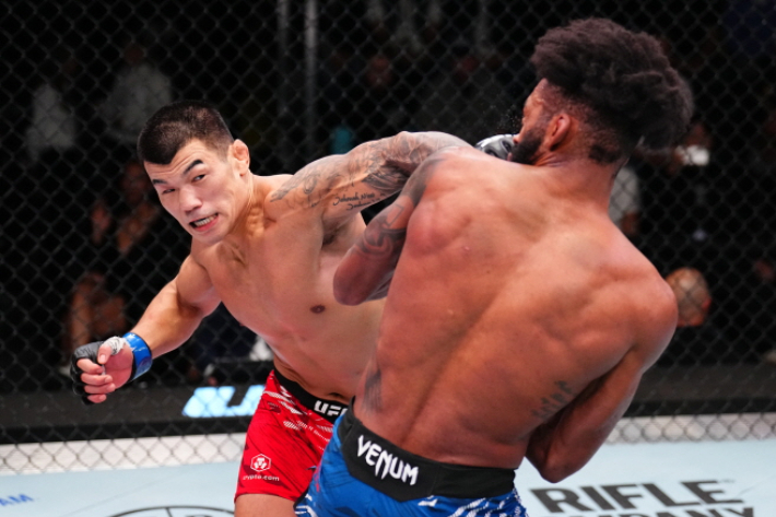 고석현(사진 왼쪽)이 필 로에게 펀치를 날리고 있다. UFC 제공