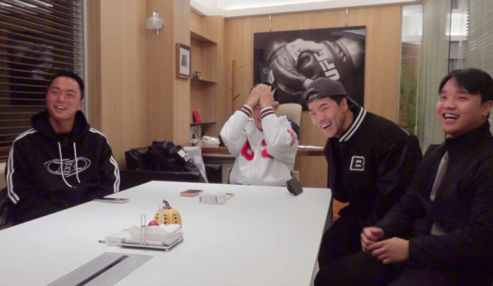 김동현(사진 오른쪽에서 세번째)이 자신의 제자 고석현의 승리를 확인한 후 기뻐하고 있다. 김동현 SNS 영상 캡처