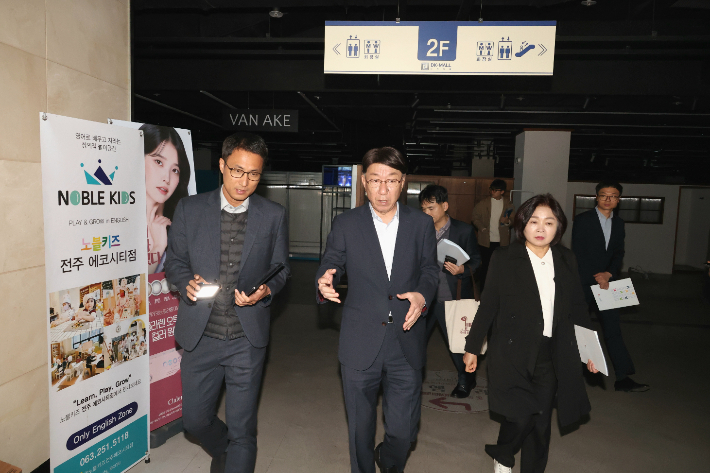 우범기 전주시장(가운데)이 3일 에코시티 DK몰의 단전 사태와 관련해 DK몰을 찾아 현장 상황을 살피고 있다. 전주시 제공
