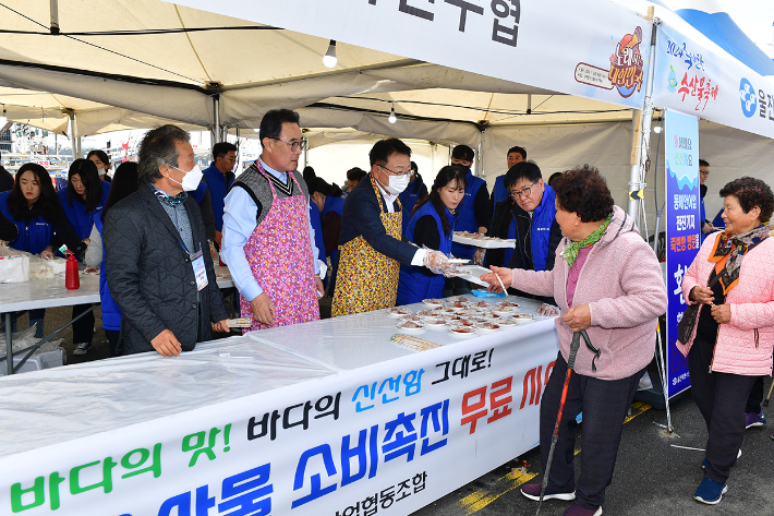 지난해 열린 죽변항 수산물축제 수산물 무료 시식회. 울진군 제공