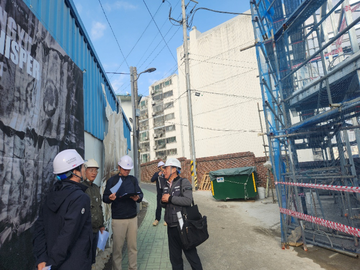 광주고용노동청 관계자들이 4일 건설현장 불시 점검을 진행하고 있다. 광주고용노동청 제공