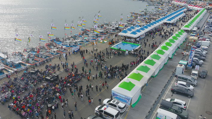 지난해 열린 죽변항 수산물축제장 전경. 울진군 제공
