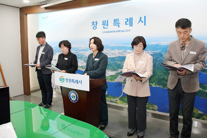 정양숙 문화관광체육국장이 정례브리핑에서 고향의 봄 창작 100주년 기념사업 추진에 대해 밝히고 있다. 창원시 제공 