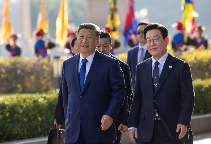 이재명 대통령과 시진핑 중국 국가주석이 1일 경북 국립경주박물관 천년미소관에서 열린 공식 환영식을 마친 뒤 정상회담을 위해 특별전시관으로 이동하고 있다. 대통령실 제공