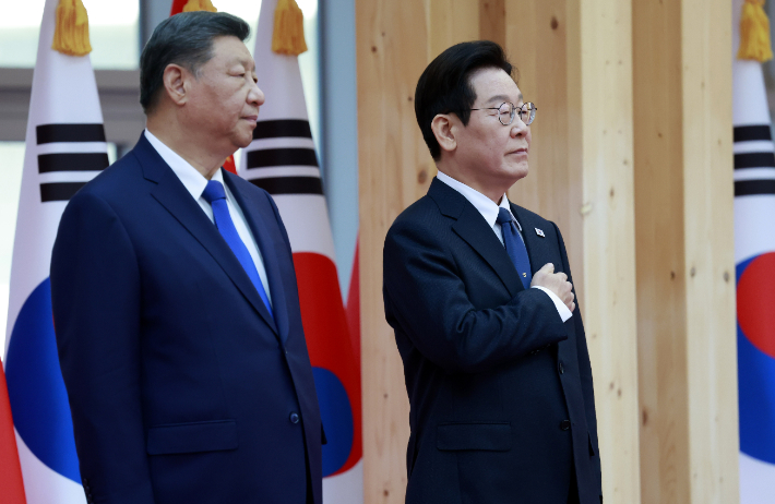 이재명 대통령이 지난 1일 경북 국립경주박물관에서 열린 시진핑 중국 국가주석 공식 환영식에서 국기에 경례하고 있다. 연합뉴스.