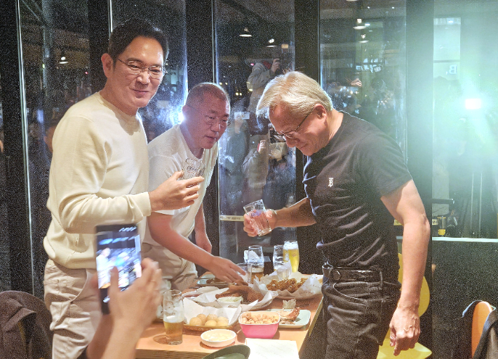 젠슨 황 엔비디아 최고경영자가 지난달 30일 서울 삼성동 한 치킨집에서 진행된 이재용 삼성전자 회장, 정의선 현대차그룹 회장과 치맥 회동을 하고 있다. 연합뉴스