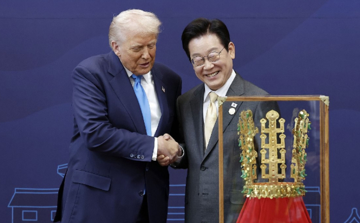 이재명 대통령이 지난달 29일 경북 경주박물관에서 도널드 트럼프 미국 대통령에게 '천마총 금관 모형'을 선물한 뒤 악수하고 있다. 연합뉴스