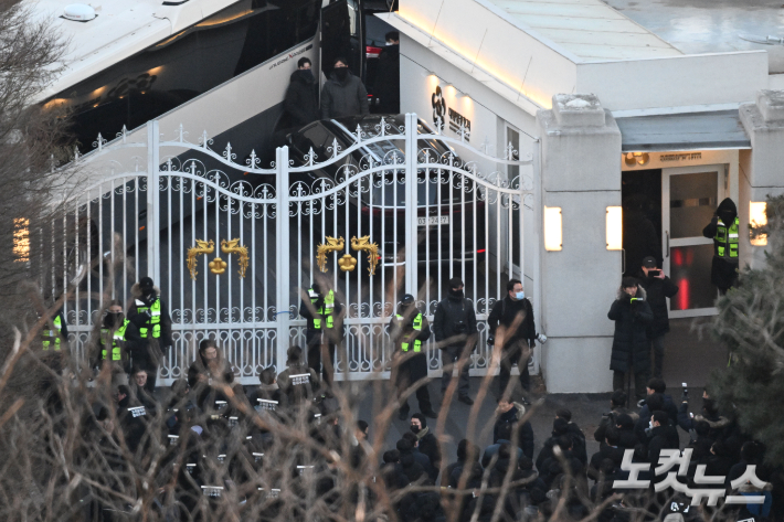윤석열 전 대통령에 대한 2차 체포영장 집행이 시작된 지난 1월 15일 서울 용산구 한남동 관저에 공수처와 경찰이 진입하고 있다. 류영주 기자