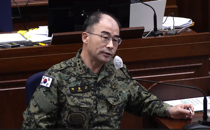 증인 출석한 곽종근      (서울=연합뉴스) 곽종근 전 육군 특수전사령관이 지난 3일 서울 서초구 서울중앙지법에서 열린 윤석열 전 대통령의 내란 재판에 증인으로 출석하고 있다.      곽 전 사령관은 지난해 10월 윤 전 대통령이 국민의힘 한동훈 전 대표 등을 지목하며 "잡아 오라. 총으로 쏴서라도 죽이겠다"고 말했다고 주장했다. 윤 전 대통령 측은 "그런 말을 한 적이 없다"며 즉각 반박했다. 2025.11.4 [서울중앙지법 제공. 재판매 및 DB금지]     photo@yna.co.kr (끝)   <저작권자(c) 연합뉴스, 무단 전재-재배포, AI 학습 및 활용 금지> 연합뉴스