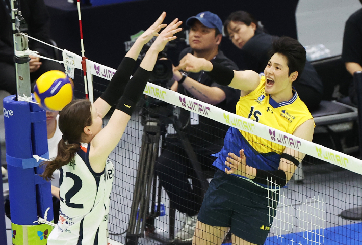 4일 경기도 수원실내체육관에서 열린 프로배구 V리그 여자부 현대건설 힐스테이트와 IBK기업은행 알토스의 경기. 현대건설 김희진(오른쪽)이 공격하고 있다. 연합뉴스 