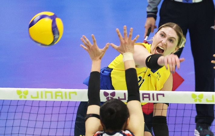 4일 경기도 수원실내체육관에서 열린 프로배구 V리그 여자부 현대건설 힐스테이트와 IBK기업은행 알토스의 경기. 현대건설 카리가 공격하고 있다. 연합뉴스 