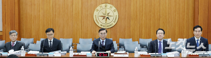 국정원 김희수 기획조정실장(왼쪽부터), 이동수 제1차장, 이종석 원장, 김호홍 제2차장, 김창섭 제3차장이 4일 서울 서초구 내곡동 국가정보원에서 열린 국회 정보위원회 국정원에 대한 국정감사에 출석해 있다. 국회사진기자단