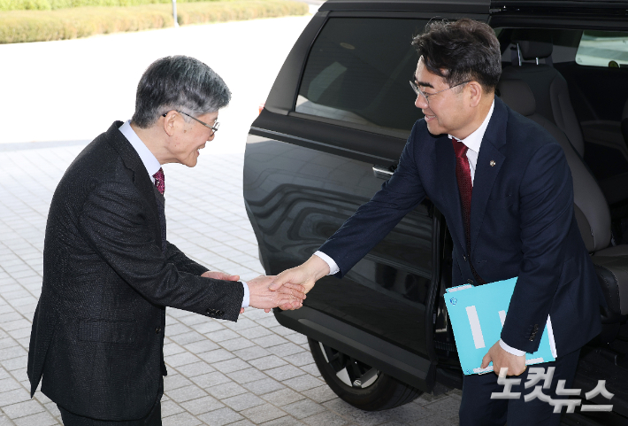 이성권 국민의힘 간사가 4일 서울 서초구 내곡동 국가정보원에서 열린 국회 정보위원회 국정원에 대한 국정감사에 참석하며 김희수 국정원 기획조정실장과 인사를 나누고 있다. 국회사진기자단