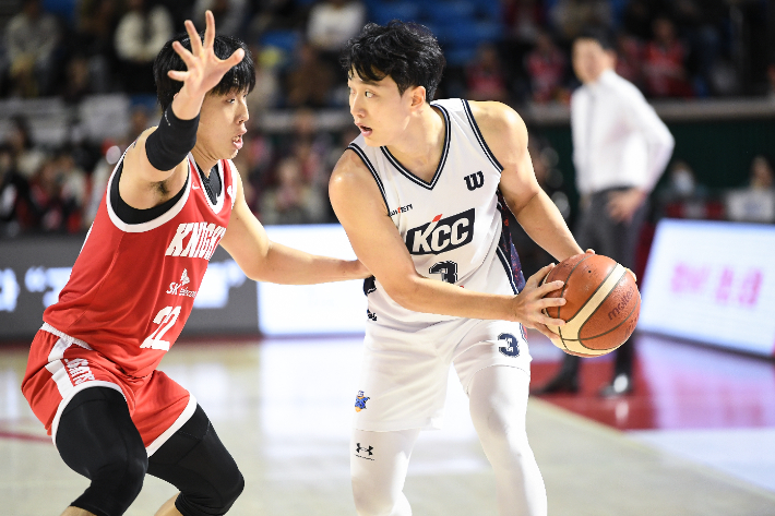 오재현을 상대하는 허웅(오른쪽). KBL 제공