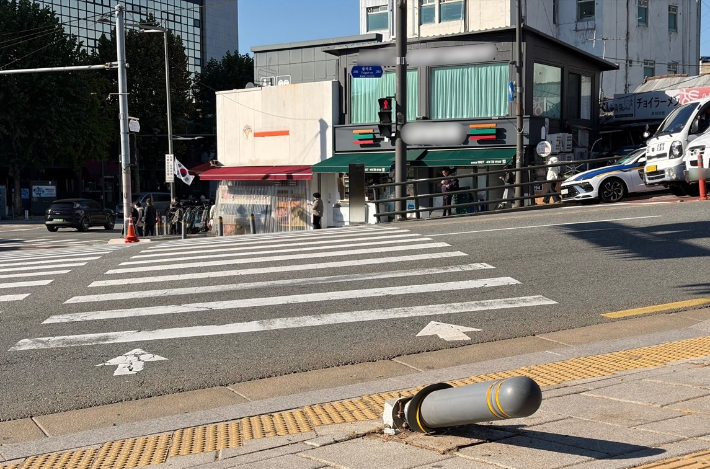 음주운전 차량이 인도로 돌진해 일본인 모녀 중 어머니가 숨진 가운데 3일 서울 종로구 동대문역 사거리의 차도와 인도 사이에 세워진 볼라드가 충격으로 휘어져 있다. 연합뉴스
