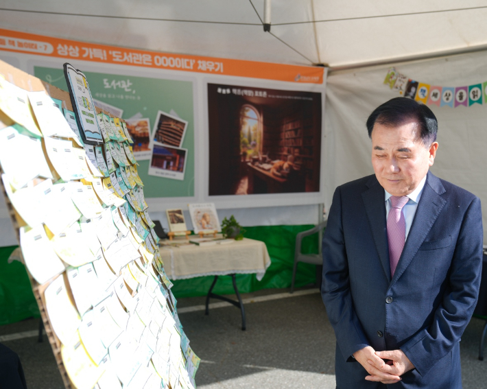 김지철 충남교육감이 '2025 충남온수업 어울림마당' 현장을 둘러보고 있다. 충남교육청 제공