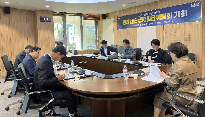 전라남도는 생활임금위원회는 4일 위원회를 열고 2026년 적용 생활임금액을 시급 1만 2305원(월 257만 1745원)으로 심의·의결했다. 전라남도 제공 