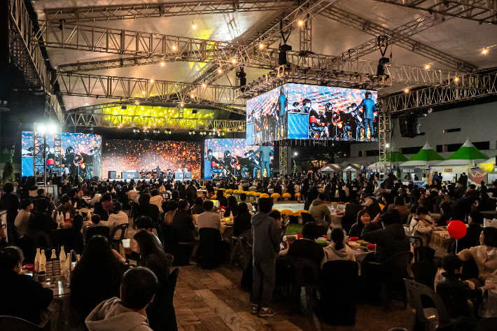 광주광역시는 지난 10월 31일부터 사흘 동안 광주시청 일원에서 열린 '제32회 광주김치축제'에 5만7000여명의 방문객이 몰렸다고 4일 밝혔다. 사진은 김치축제 프로그램 중 안유성쇼 장면. 광주시 제공
