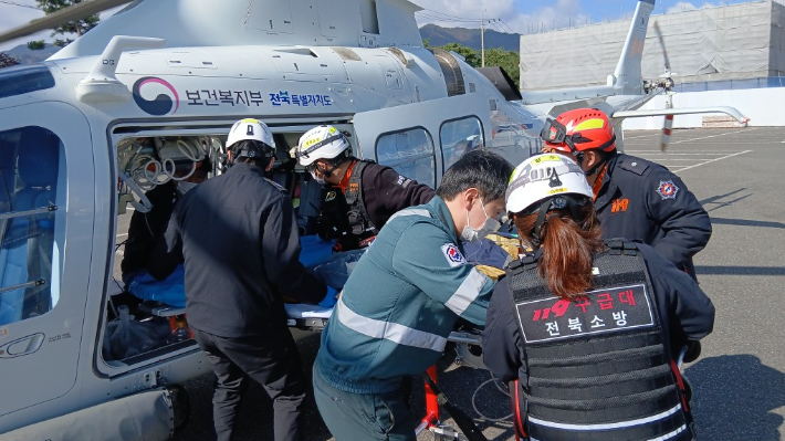 A씨를 이송하는 모습. 전북소방본부 제공