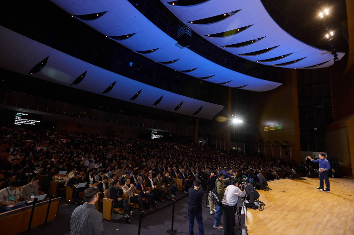 3일 서울 강남구 코엑스에서 열린 'SK AI Summit(서밋) 2025'에서 청중들이 최태원 회장의 'AI Now & Next'를 주제로한 기조연설을 듣고 있다. SK그룹 제공