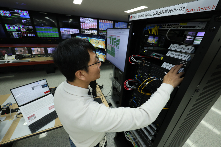 LG유플러스가 내년 2월 이탈리아 밀라노에서 개최되는 동계올림픽 방송 중계 준비에 박차를 가하고 있다. 사진은 LG유플러스 임직원이 안양사옥 방송센터에서 '히트리스 프로텍션' 기술을 시연하고 있는 모습(1)과 방송중계 장비를 조작하고 있는 모습. LG유플러스 제공