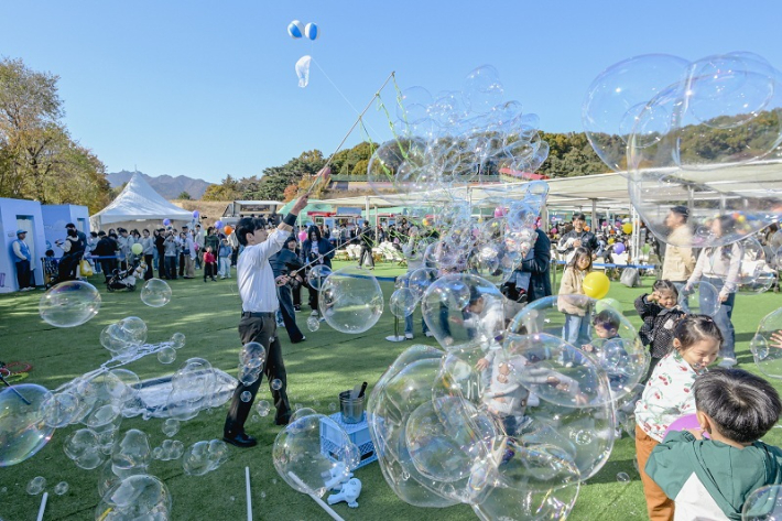 도쿄일렉트론코리아 사원과 가족들이 서울랜드 피크닉광장에서 열린 2025 패밀리데이 행사에 참석해 즐거운 시간을 보내고 있다. 도쿄일렉트론코리아 제공