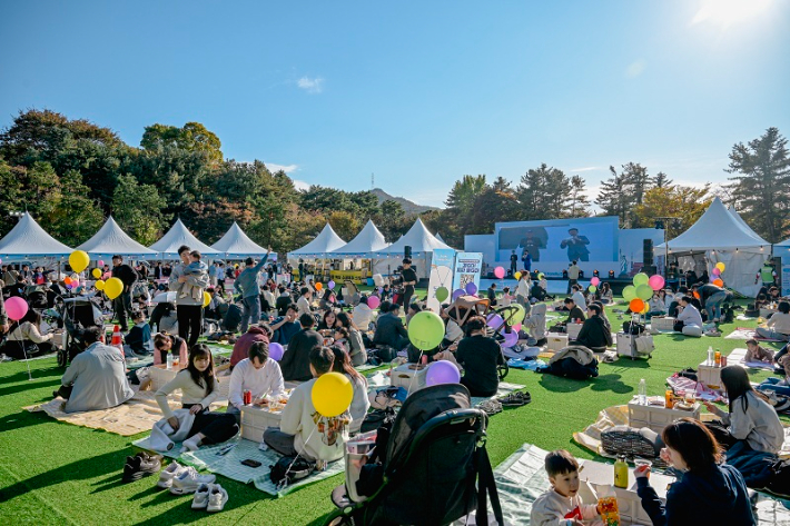 도쿄일렉트론코리아 사원과 가족들이 서울랜드 바이킹광장에서 노태우 대표이사와의 소통 시간을 가지고 있다. 도쿄일렉트론코리아 제공