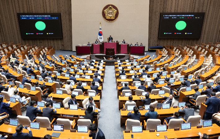 지난 9월 29일 국회 본회의에서 기후위기 특별위원회에서 논의됐던 온실가스 배출권의 할당 및 거래에 관한 법률 개정안 상정돼 여당 주도로 통과되는 모습. 연합뉴스