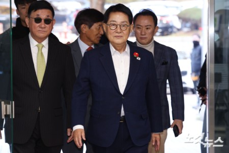 2020년 9월 서해에서 발생한 공무원 피격 사건을 은폐하려 한 혐의로 재판에 넘겨진 박지원 전 국가정보원장이 5일 서울중앙지법에서 열린 1심 결심 공판에 출석하고 있다.