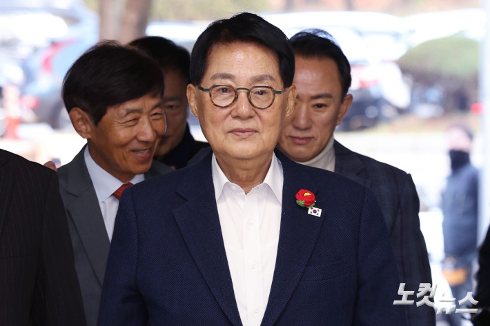 2020년 9월 서해에서 발생한 공무원 피격 사건을 은폐하려 한 혐의로 재판에 넘겨진 박지원 전 국가정보원장이 5일 서울중앙지법에서 열린 1심 결심 공판에 출석하고 있다.