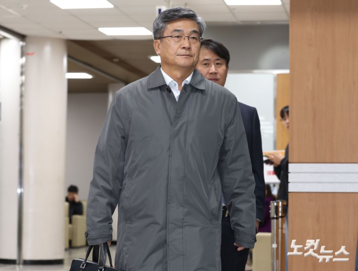 2020년 9월 서해에서 발생한 공무원 피격 사건을 은폐하려 한 혐의로 재판에 넘겨진 서욱 전 국방부 장관이 5일 서울중앙지법에서 열린 1심 결심 공판에 출석하고 있다.