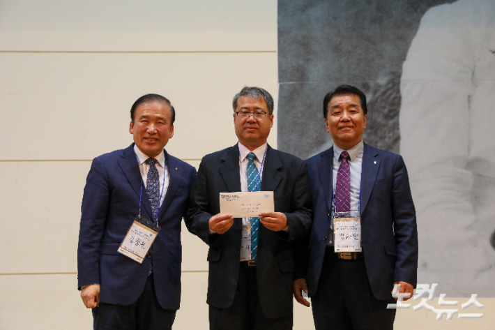 호남신학대학교 총동문회 관계자들이 한일장신대학교 총동문회 이건희 회장에게 후원금을 전달하며 교류의 뜻을 나누고 있다. 최화랑 기자