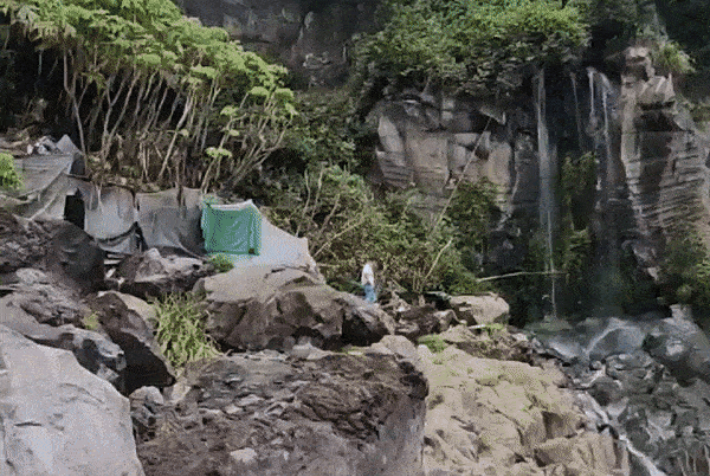 A씨가 거주하던 움막. 서귀포경찰서 제공