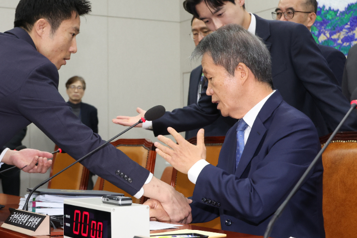 김용원 국가인권위원회 상임위원이 5일 서울 여의도 국회에서 열린 운영위원회의 국가인권위원회에 대한 국정감사에서 증인선서를 거부하고 의사진행을 방해해 퇴장조치 당하고 있다. 연합뉴스