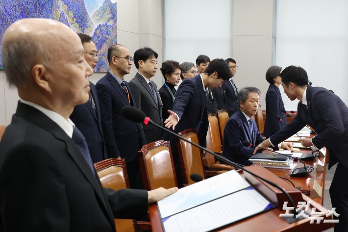 김용원 국가인권위원회 상임위원이 5일 서울 여의도 국회에서 열린 운영위원회의 국가인권위원회에 대한 국정감사에서 증인선서를 거부하고 퇴장조치 당하고 있다.