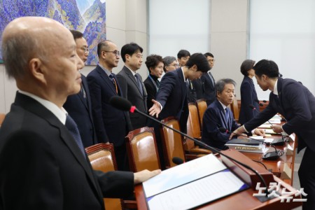 김용원 국가인권위원회 상임위원이 5일 서울 여의도 국회에서 열린 운영위원회의 국가인권위원회에 대한 국정감사에서 증인선서를 거부하고 퇴장조치 당하고 있다.