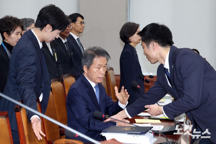김용원 국가인권위원회 상임위원이 5일 서울 여의도 국회에서 열린 운영위원회의 국가인권위원회에 대한 국정감사에서 증인선서를 거부하고 퇴장조치 당하고 있다.
