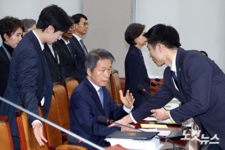 김용원 국가인권위원회 상임위원이 5일 서울 여의도 국회에서 열린 운영위원회의 국가인권위원회에 대한 국정감사에서 증인선서를 거부하고 퇴장조치 당하고 있다.