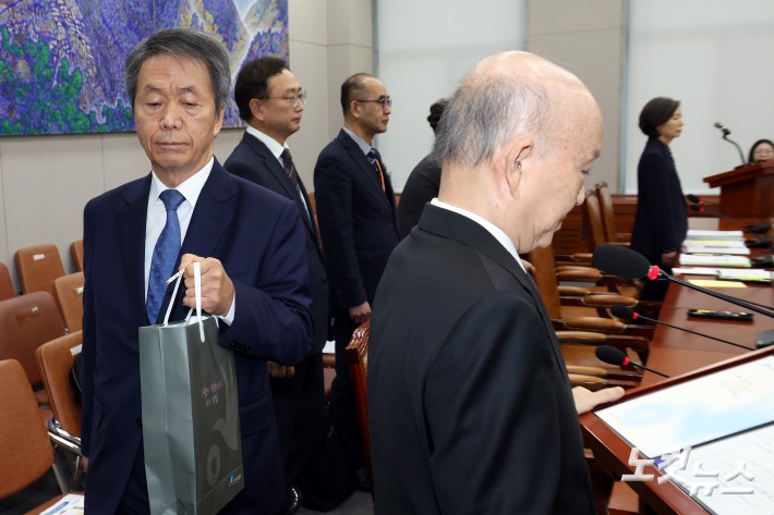 김용원 국가인권위원회 상임위원이 5일 서울 여의도 국회에서 열린 운영위원회의 국가인권위원회에 대한 국정감사에서 증인선서를 거부하고 퇴장조치 당하고 있다.