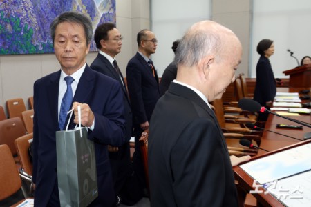 김용원 국가인권위원회 상임위원이 5일 서울 여의도 국회에서 열린 운영위원회의 국가인권위원회에 대한 국정감사에서 증인선서를 거부하고 퇴장조치 당하고 있다.