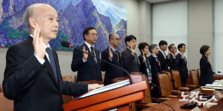 안창호 국가인권위원회 위원장이 5일 서울 여의도 국회에서 열린 운영위원회의 국가인권위원회에 대한 국정감사에서 증인선서를 하고 있다.