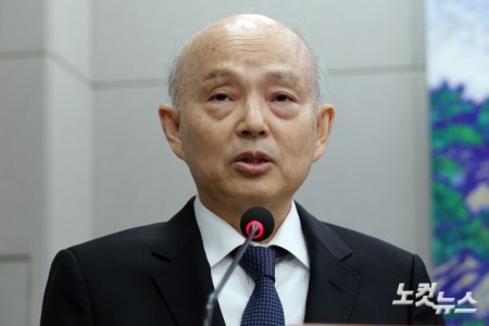 안창호 국가인권위원회 위원장이 5일 서울 여의도 국회에서 열린 운영위원회의 국가인권위원회에 대한 국정감사에서 업무보고를 하고 있다.