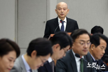 안창호 국가인권위원회 위원장이 5일 서울 여의도 국회에서 열린 운영위원회의 국가인권위원회에 대한 국정감사에서 업무보고를 하고 있다.