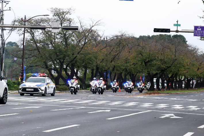 이동하는 경찰차와 사이드카. 연합뉴스
